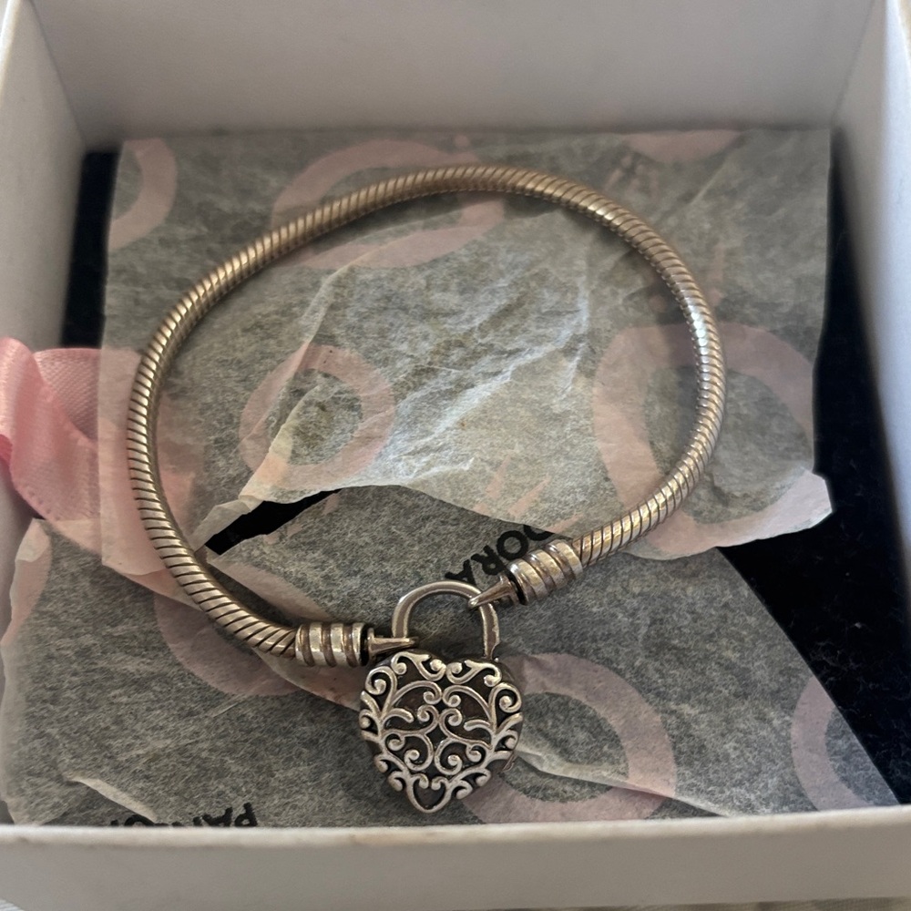 Elegant Silver Heart Charm Bracelet
Pandora